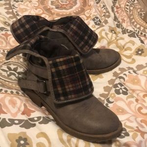 Im selling these cute Mudd boots